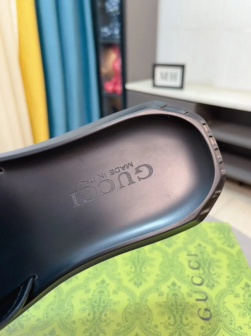 Men's shoes 💰260🌹🌹 (gucci-Gucci) New men's slippers, high-end boutique, made of cowhide, with exquisite embossed logo decoration on the upper, fine workmanship, super soft soles, casual, loose and comfortable, a must-have in summer! \nsize：38-44
